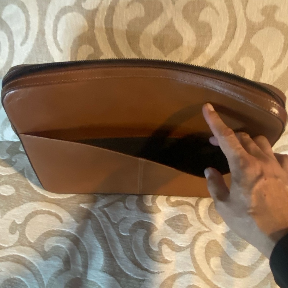Mark Graham Elegant Tan Leather Laptop B ag - Picture 3 of 7